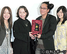 熊坂出監督(左から3人目)と出演者の(左から)ちはる、りりィ、神農幸