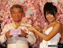 試写会舞台あいさつで川村ゆきえからお酌されるみのもんた