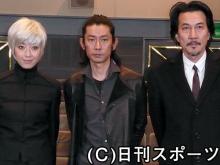 撮影現場で会見を行った左から宮沢りえ、永瀬正敏、役所広司