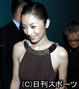 映画「長い散歩」の舞台あいさつに臨む高岡早紀（撮影・下田雄一）