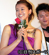 紫のドレスで舞台あいさつした黒谷友香（撮影・瀬津真也）