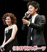 映画「どろろ」の舞台あいさつでの妻夫木聡と柴咲コウ（撮影・鹿野芳博）