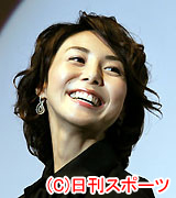 笑顔で初日舞台あいさつをする松嶋菜々子（撮影・中島郁夫）