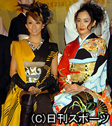 舞台あいさつ前の倖田来未（左）と仲間由紀恵(撮影・長谷川元明)