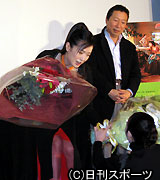 舞台あいさつで、ファンから花束を受け取る桃井かおり（撮影・村上久美子）