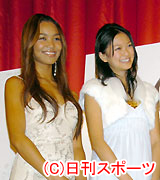 記念撮影におさまるクリスタル・ケイ（左）と栄倉奈々（撮影・長谷川元明）