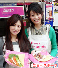 北川景子（左）と本仮屋ユイカは原宿でクレープ販売（撮影・瀬津真也）