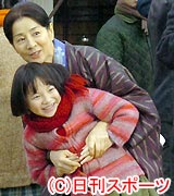 記念撮影後、子役の佐藤末来と遊ぶ吉永小百合(撮影・長谷川元明)