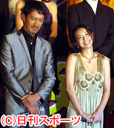 映画「大帝の剣」の会見に出席した阿部寛と長谷川京子（撮影・中野由喜）