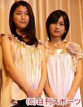 左から主演の成海璃子、前田敦子（撮影・近藤由美子）