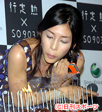 舞台あいさつ後、ケーキのローソクを吹き消す竹内結子（撮影・長谷川元明）