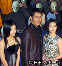 左から黒木メイサ、阿部寛、長谷川京子（撮影・林尚之）