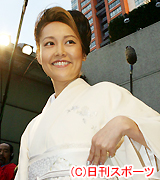 映画「バベル」のプレミアで、バベルの塔の門から白い着物姿で登場した菊地凛子（撮影・浅見桂子）