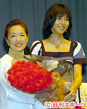 松嶋菜々子が宮本信子に７７本のカーネーションを贈る（撮影・長谷川元明）