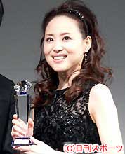 トロフィーを手に笑顔の松田聖子(撮影・岩田千代巳)