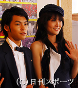 初日舞台あいさつで笑顔を見せる菊地凛子、左は柳楽優弥（撮影・酒井清司）