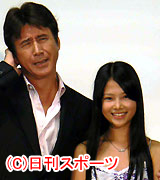 会見に出席した草刈正雄と二女麻有(撮影・小林千穂)