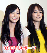 試写会に出席した新垣結衣（左）と菊地凛子（撮影・小林千穂）