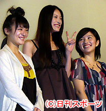 左から貫地谷しほり、関めぐみ、徳永えり（撮影・近藤由美子）