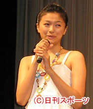 試写会であいさつした栄倉奈々（撮影・村上久美子）