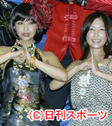 舞台あいさつに立ったインリン・オブ・ジョイトイ（左）と小野真弓（松田秀彦）
