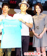 ＤＶＤ発売記念イベントを行った瀬戸朝香（右）ら（撮影・近藤由美子）