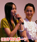 初主演映画のあいさつを行った新垣結衣（左）と菊地凛子
（撮影・木下淳）