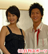 会見に臨む主演の堀北真希（左）と石田卓也（撮影・小沢裕）