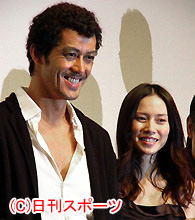 初日舞台あいさつを行った主演中谷美紀（右）と阿部寛（撮影・近藤由美子）