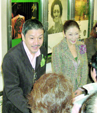 映画館をオープンさせた俳優の奥田瑛二（左）と安藤和津夫人（共同）