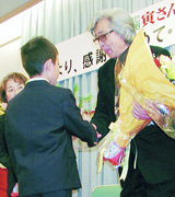 寅さん記念館１０周年記念式典で、花束を受け取る山田洋次監督（右）（共同）