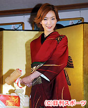 映画「茶々」の試写会を前に「お茶開き」で祝う和央ようか（撮影・酒井清司）