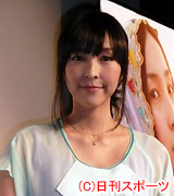 昨年末に結婚したばかりの麻生久美子（撮影・近藤由美子）