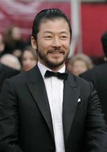 タキシード姿で会場に現れた浅野忠信（ＡＰ）