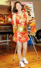 あでやかなコスチュームで笑顔を振りまく四元奈生美（撮影・下田雄一）