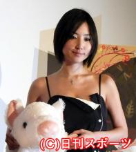 左手に指輪を輝かせ、映画の試写会に出席したMEGUMI(撮影・中野由喜)