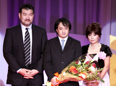 日本テレビの加藤正俊氏(中央)と前回受賞福沢克雄監督氏(左)、ファン代表の水谷一美さん