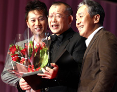 笑福亭鶴瓶（中央）は中村勘三郎（右）中居正広の祝福を受けて顔をくしゃくしゃにして喜ぶ（撮影・蔦林史峰）