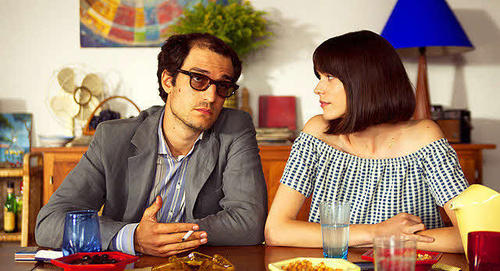 「グッバイ・ゴダール！」の１場面（Ｃ）ＬＥＳ　ＣＯＭＰＡＧＮＯＮＳ　ＤＵ　ＣＩＮＥＭＡ－ＬＡ　ＣＬＡＳＳＥ　ＡＭＥＲＩＣＡＩＮＥ－ＳＴＵＤＩＯＣＡＮＡＬ－ＦＲＡＮＣＥ　３．