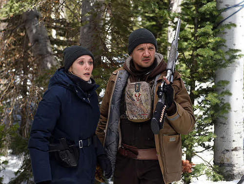 「ウインド・リバー」の１場面　（Ｃ）２０１６　ＷＩＮＤ　ＲＩＶＥＲ　ＰＲＯＤＵＣＴＩＯＮＳ，　ＬＬＣ．　ＡＬＬ　ＲＩＧＨＴＳ　ＲＥＳＥＲＶＥ