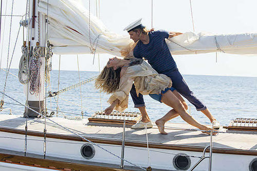 「マンマミーア！　ヒア・ウィー・ゴー」の１場面　(C)Universal Pictures