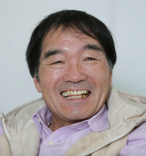 笑顔で語るきたろう（撮影・中島郁夫）