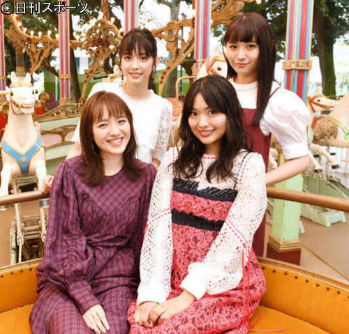 メリーゴーラウンドで笑顔を見せる、前列左から小島藤子、北原里英、後列左から松田るか、浅川梨奈（撮影・山崎安昭）