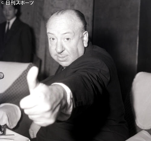 来日し会見でカメラに向かってサムアップポーズをするヒチコック監督（1955年12月13日撮影）
