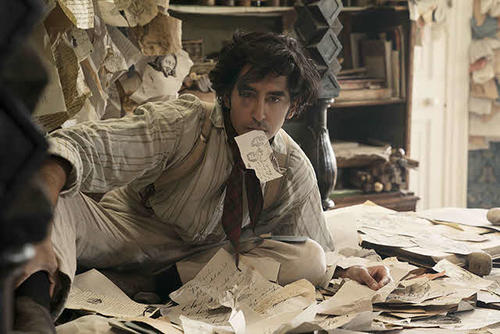 「どん底作家の人生に幸あれ！」の一場面
(C)2019 Dickensian Pictures, LLC and Channel Four Television Corporation