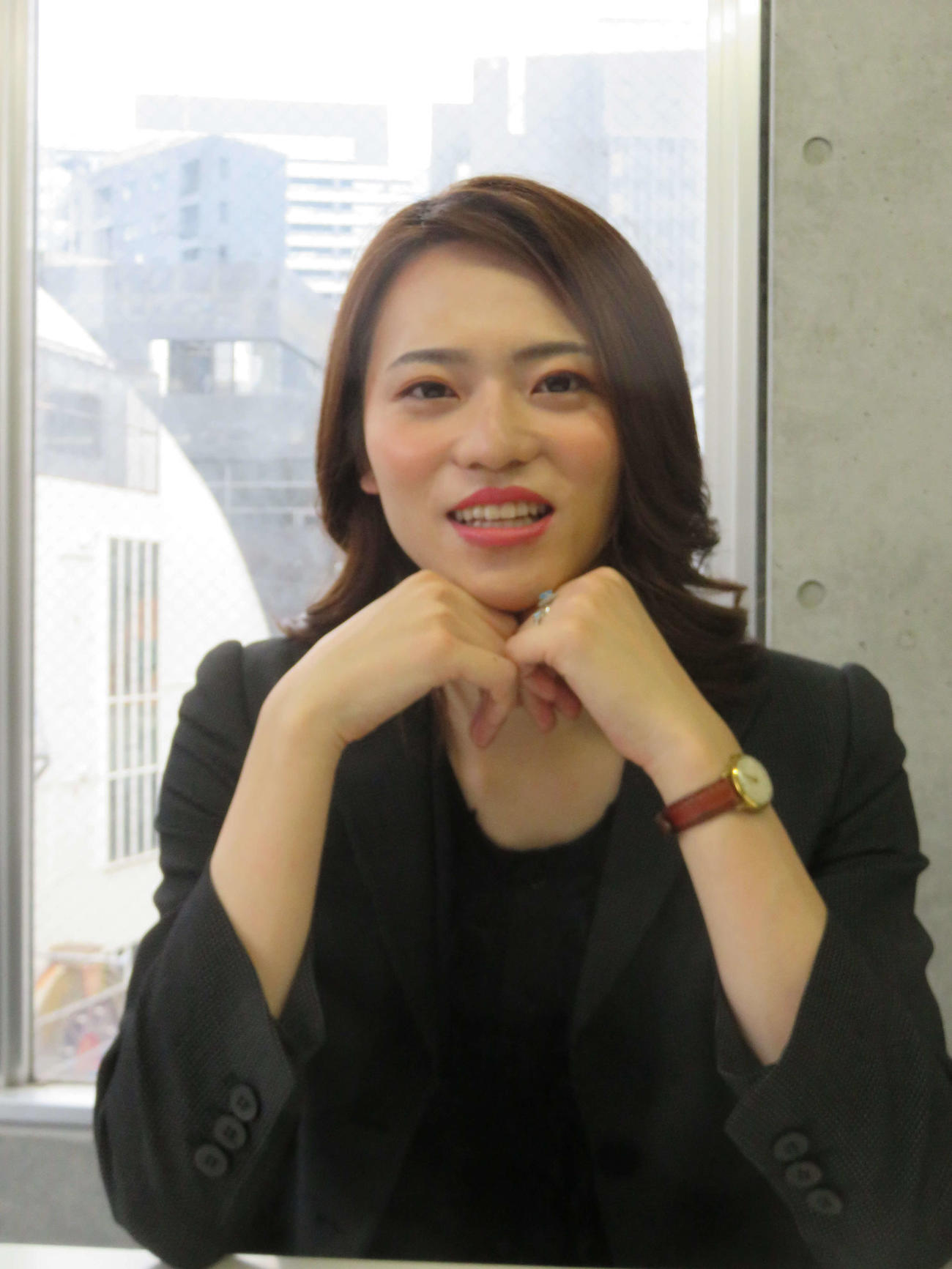 撮影をふりかえるサリー楓さん