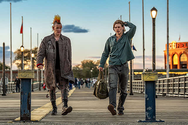 「コート・スティーリング」の1場面