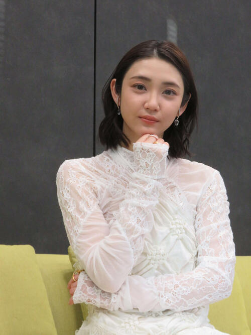 撮影をふりかえる山谷花純