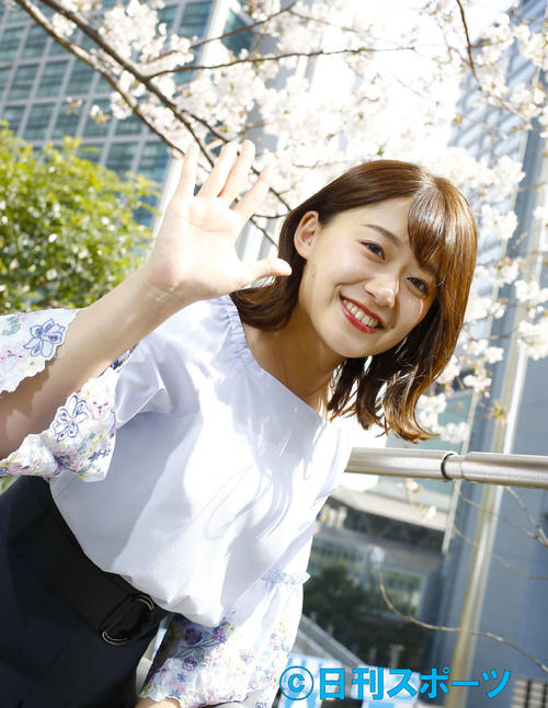 桜の前でポーズをとる日本テレビ尾崎里紗アナウンサー（撮影・河田真司）