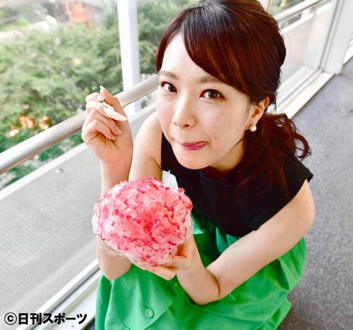 かき氷をおいしそうに頬張るテレビ朝日の下村彩里アナ(撮影・小沢裕)